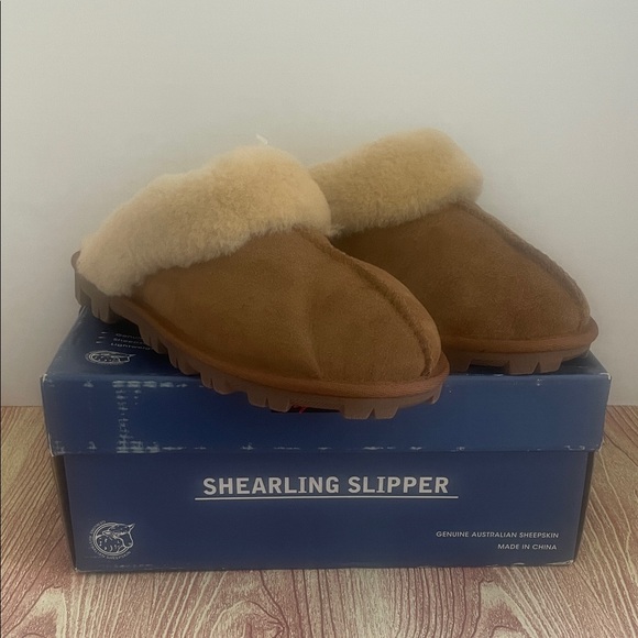 New Kirkland Signature Women’s Shearling Slipper - Picture 2 of 10